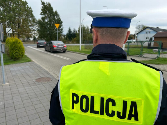 Na zdjęciu widać policjanta w rejonie cmentarza.